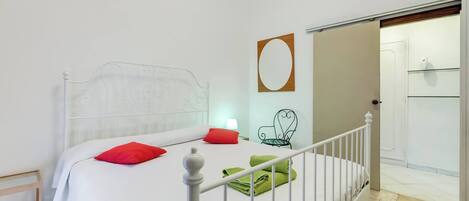 2 bedrooms, iron/ironing board, internet