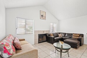 Smart TV - Roulette Retreat | Central | 8 Mi to Strip (Las Vegas)