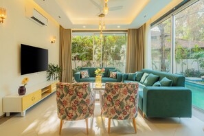 Villa, 4 habitaciones, balcón, vista al jardín | Área de sala de estar | Televisión de pantalla plana 