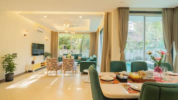 Vila, 4 kamar tidur, balkon, pemandangan kebun | Area keluarga | TV layar datar
