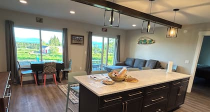 East End Swell - NEW- DOWNSTAIRS Retreat with Ocean, Mountain & Glacier Views