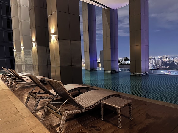 Una piscina al aire libre