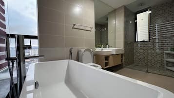 Luxury Apartment, City View | Bathroom