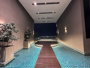 Una piscina al aire libre