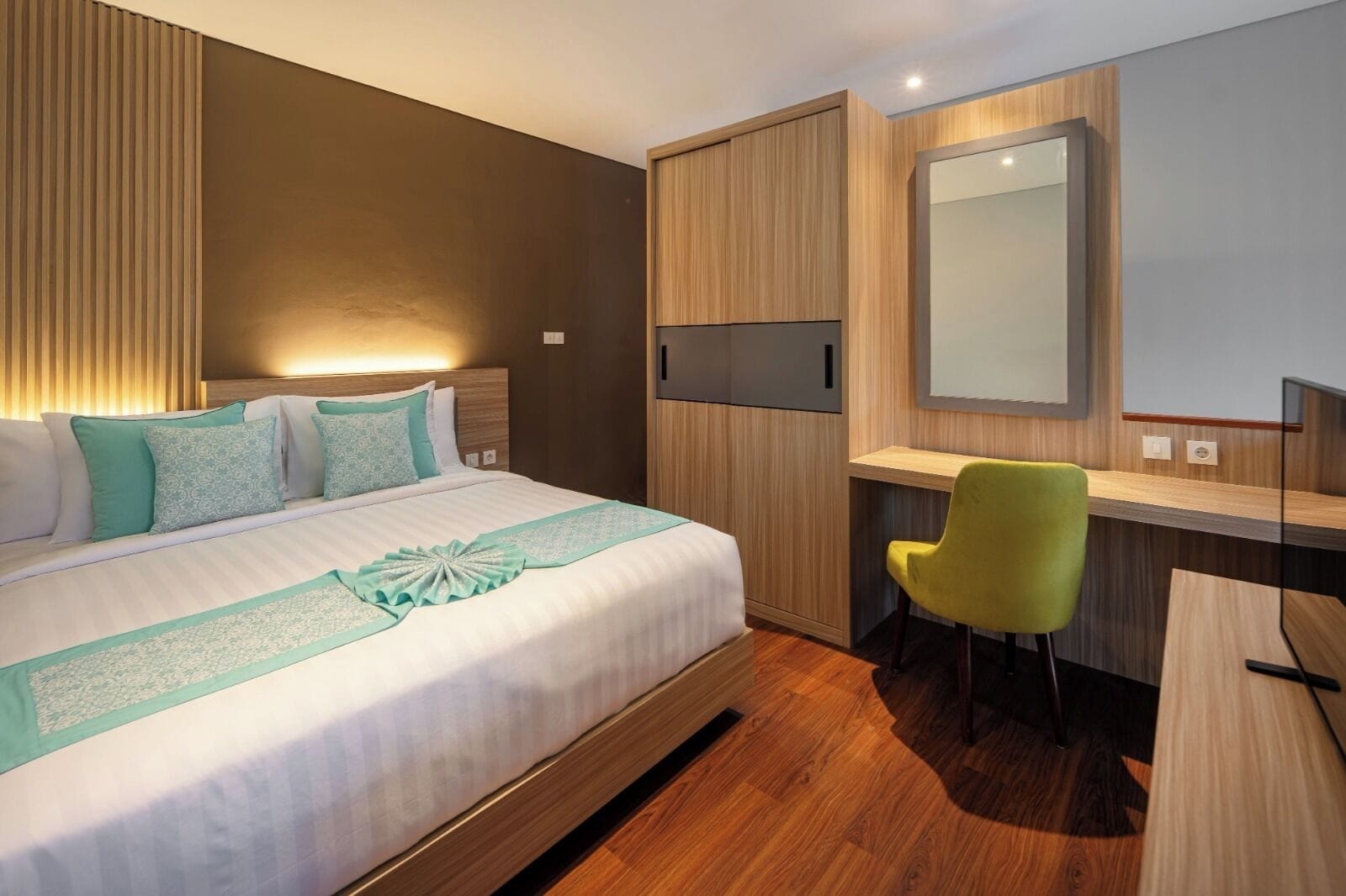 1 多间卧室、客房内保险箱、办公桌、笔记本电脑工作区