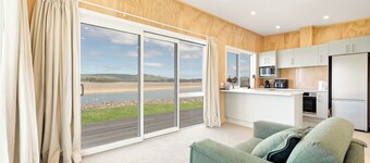 Catlins beach house overlooking Hina Hina Bay. 5 minute walk to Surat Bay