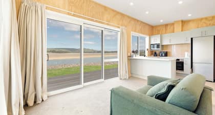 Catlins beach house overlooking Hina Hina Bay. 5 minute walk to Surat Bay