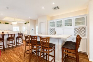 Dining - New |Steps to Pirates Beach | Expansive Deck with Loungers |Cargo Lift | $200 Free Daily Activities (Galveston)