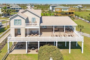 Outdoor dining - New |Steps to Pirates Beach | Expansive Deck with Loungers |Cargo Lift | $200 Free Daily Activities (Galveston)