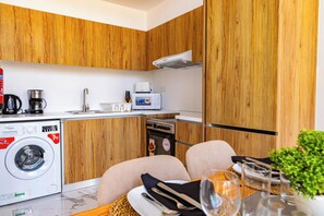 Electric kettle, toaster - Bloomfields Spacious 2BR Duplex in Oasis (Abu Dhabi)