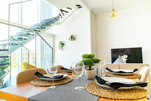 TV - Bloomfields Spacious 2BR Duplex in Oasis (Abu Dhabi)