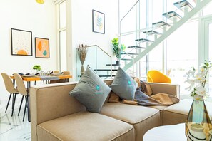 TV - Bloomfields Spacious 2BR Duplex in Oasis (Abu Dhabi)