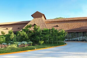 A building with a thatched roof and a paved pathway. - Hotel Mundo Maya Calakmul (Calakmul)