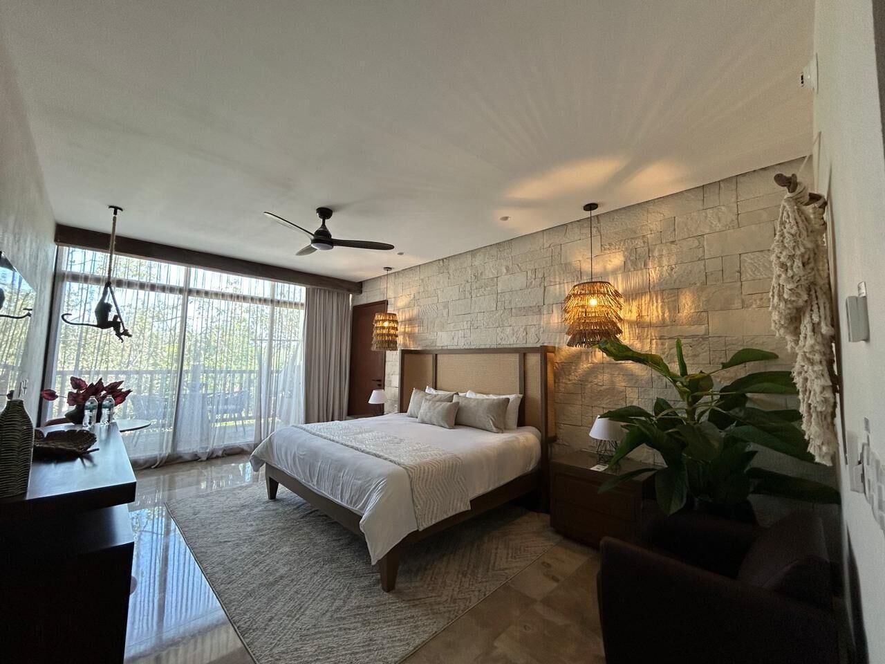 Sengetøy av topp kvalitet, dundyner og skrivebord