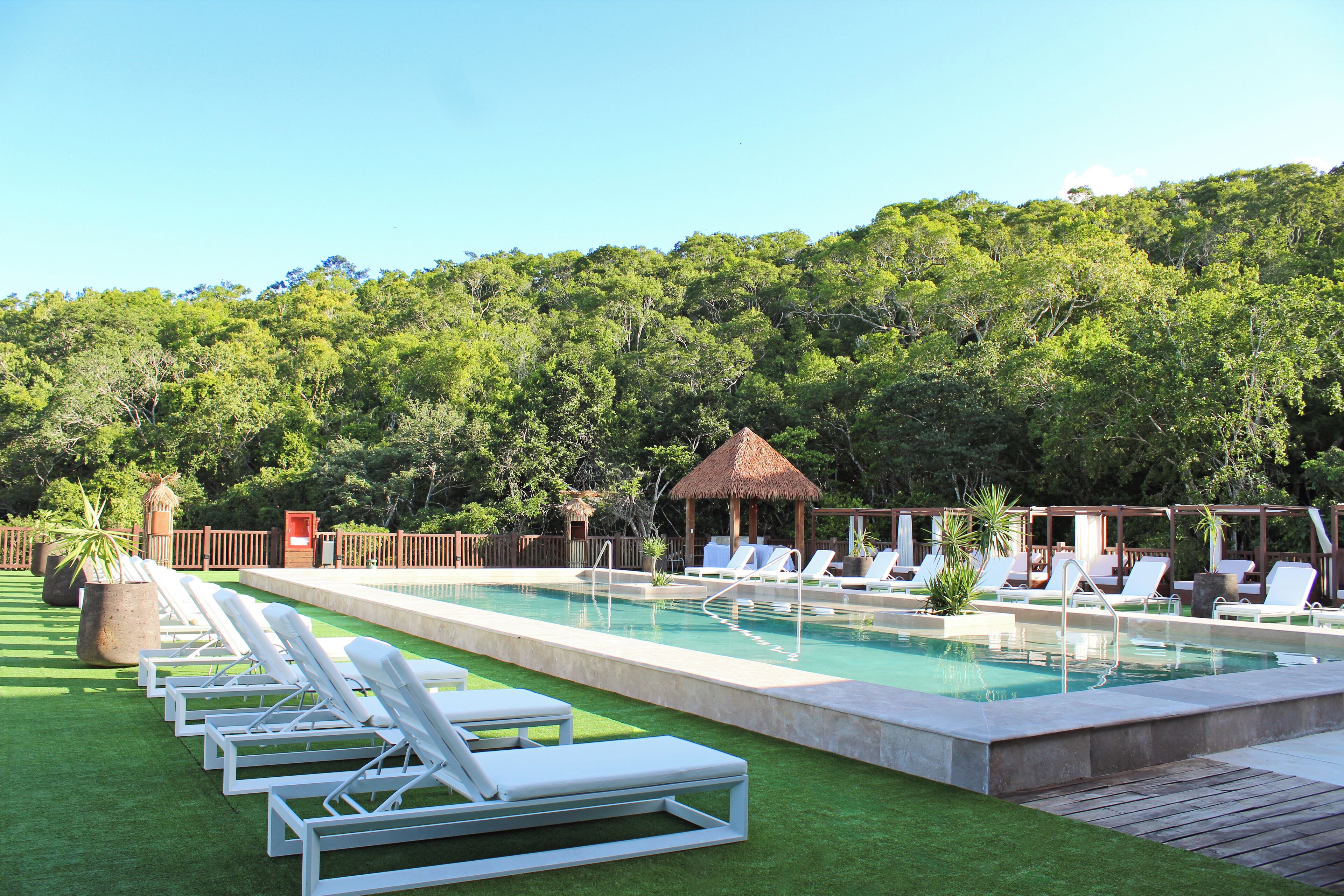 2 من حمّامات السباحة الخارجية