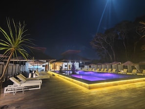 2 outdoor pools