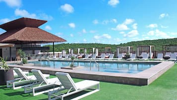2 piscines a l'aire lliure