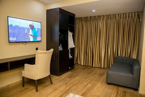 Deluxe Room, Balcony, City View | Meja, ruang kerja komputer riba, langsir/tirai gelap terus, kalis bunyi 