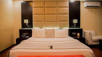 Quarto luxo, sacada, vista para a cidade | Escrivaninha, espaço de trabalho para notebook, cortinas blackout