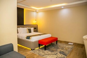 Deluxe Room, Balcony, City View | Meja, ruang kerja komputer riba, langsir/tirai gelap terus, kalis bunyi 