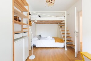 2 habitaciones, escritorio, tabla de planchar con plancha y wifi