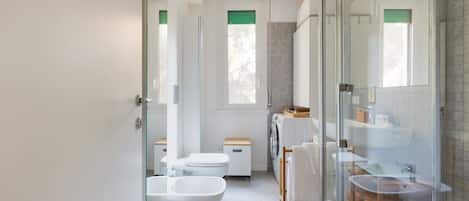 Douche, sĂšche-cheveux, bidet, serviettes fournies