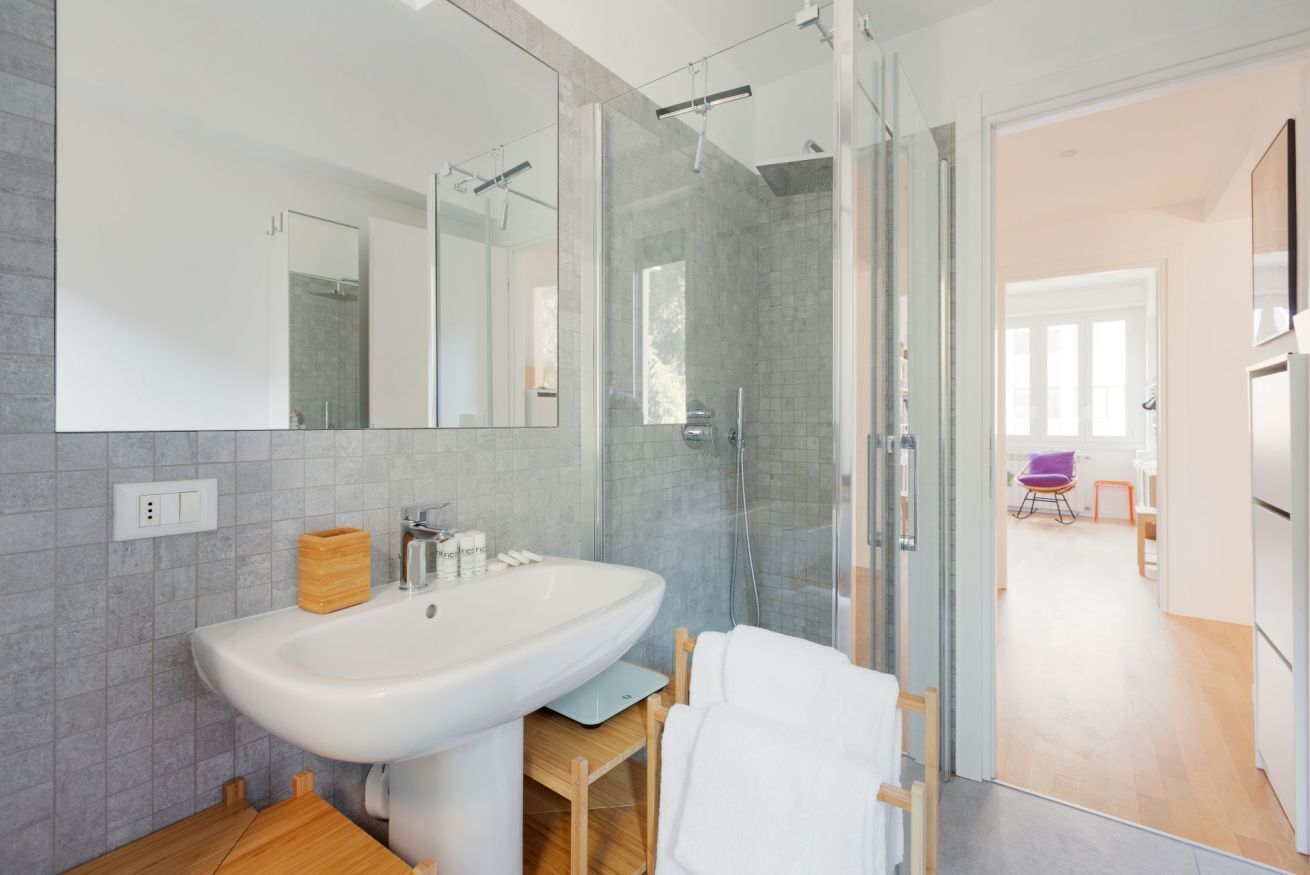 Douche, sèche-cheveux, bidet, serviettes fournies