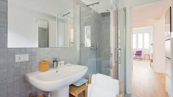 Douche, sĂšche-cheveux, bidet, serviettes fournies