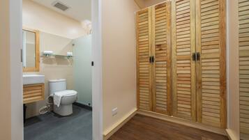 Junior Suite, Multiple Beds | Bathroom