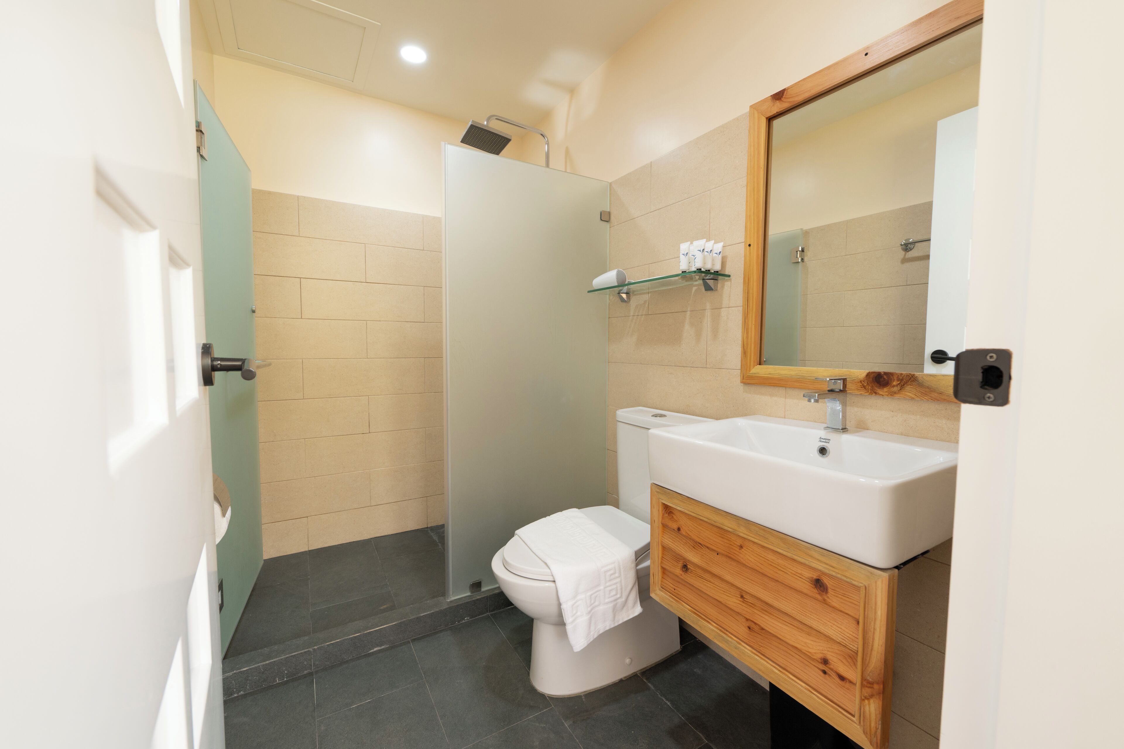Deluxe Single Room | Bathroom | Shower, hair dryer, slippers, towels