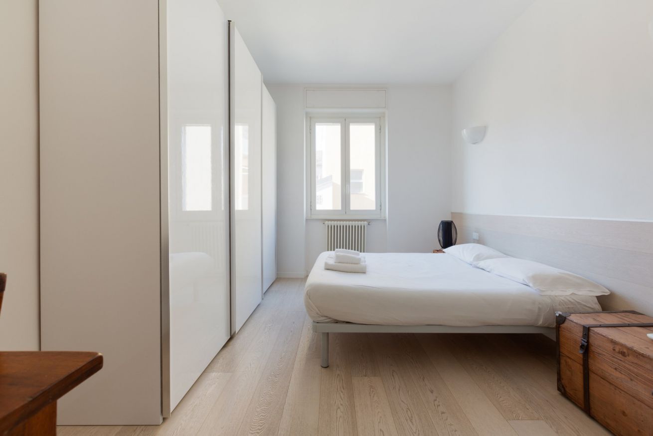 1 dormitorio, escritorio, tabla de planchar con plancha y wifi