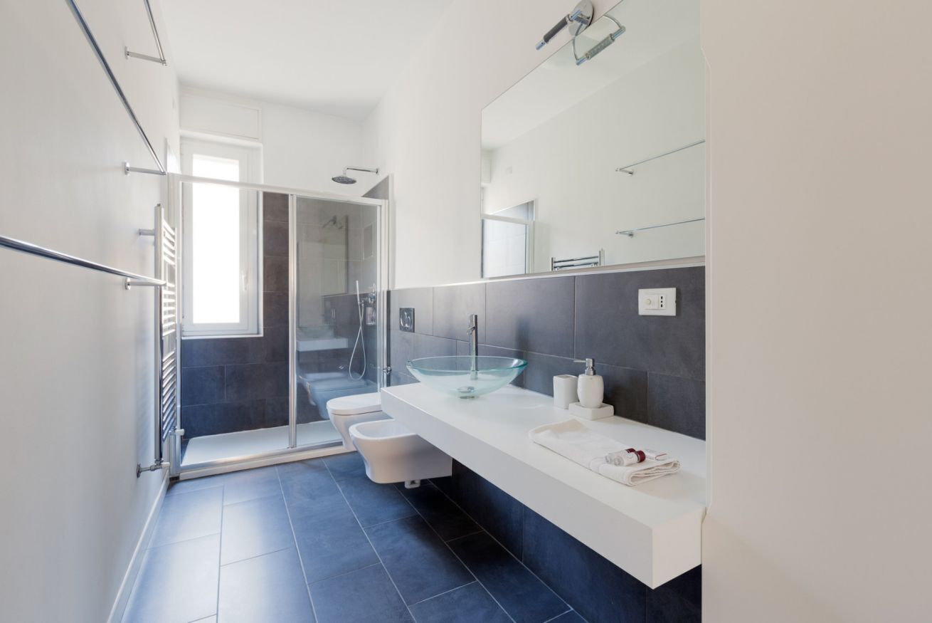 Een douche, een haardroger, een bidet, handdoeken
