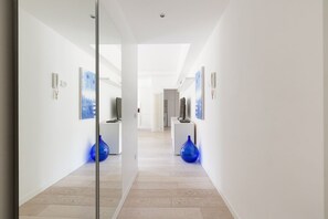 Interior - GuestHost - Modern 70 sqm apartment located on the second floor of a building without a lift. The accommodation can host up to 3 people and is equipped with all comforts.The property is located in the San Cristoforo sul Naviglio district, a few steps fro (Milano)