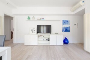 Interior - GuestHost - Modern 70 sqm apartment located on the second floor of a building without a lift. The accommodation can host up to 3 people and is equipped with all comforts.The property is located in the San Cristoforo sul Naviglio district, a few steps fro (Milano)