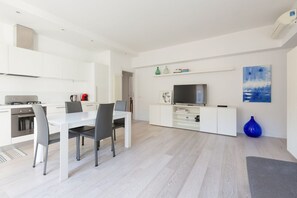 Fridge, microwave, oven, stovetop - GuestHost - Modern 70 sqm apartment located on the second floor of a building without a lift. The accommodation can host up to 3 people and is equipped with all comforts.The property is located in the San Cristoforo sul Naviglio district, a few steps fro (Milano)