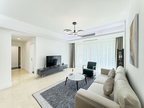 Departamento de lujo, 3 habitaciones, para no fumadores, vista a la ciudad | Sala de estar | Televisión LED de 55 pulgadas con canales por cable