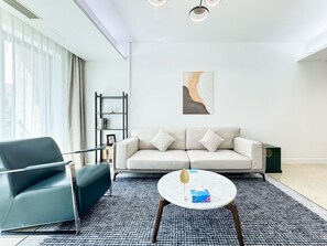 Luxury Apartment, 3 Bedrooms, Non Smoking, City View | Ruang tamu | 55 inci televisyen LED dengan kabel 