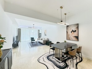 奢华公寓, 3 间卧室, 无烟房, 城市景观 | 起居区 | 55-英寸LED 电视（配备有线频道）