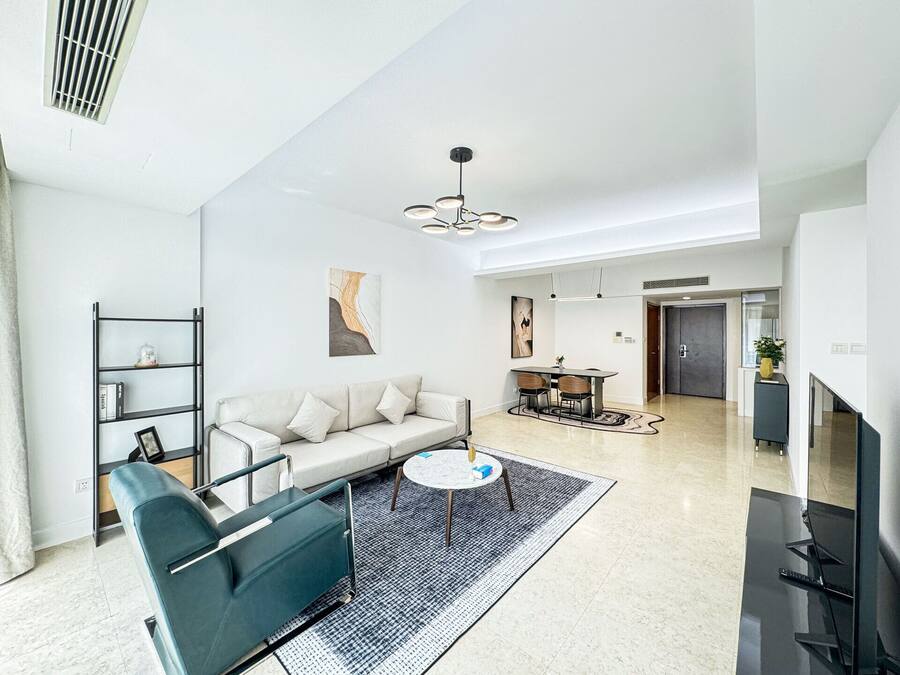 Apartament de luxe, 3 dormitoris, no fumadors, vistes a la ciutat | Sala d'estar | Televisor LED de 55 polzades amb canals per cable