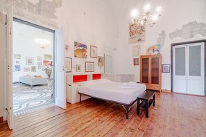 3 bedrooms, iron/ironing board, WiFi, bed sheets - GuestHost - In the heart of Porto Antico, on Via San Luca, a stunning 200 sqm historic apartment in a 18th-century building. With 6-meter-high ceilings and elegant spaces, it accommodates up to 7 guests. Located in a lively pedestrian area full of histor (Genova)