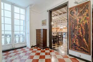Dining - GuestHost - In the heart of Porto Antico, on Via San Luca, a stunning 200 sqm historic apartment in a 18th-century building. With 6-meter-high ceilings and elegant spaces, it accommodates up to 7 guests. Located in a lively pedestrian area full of histor (Genova)