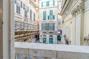Property grounds - GuestHost - In the heart of Porto Antico, on Via San Luca, a stunning 200 sqm historic apartment in a 18th-century building. With 6-meter-high ceilings and elegant spaces, it accommodates up to 7 guests. Located in a lively pedestrian area full of histor (Genova)