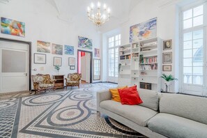 Living area - GuestHost - In the heart of Porto Antico, on Via San Luca, a stunning 200 sqm historic apartment in a 18th-century building. With 6-meter-high ceilings and elegant spaces, it accommodates up to 7 guests. Located in a lively pedestrian area full of histor (Genova)