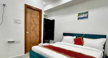Charming 9-bedroom bed & breakfast with AC, WiFi in bustling Delhi NCR