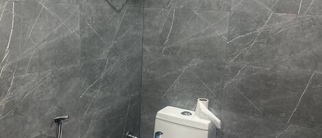 Regadera, secadora de cabello, toallas, jabón