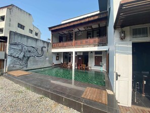 Seasonal outdoor pool - New Town Hostel NT (Chiang Mai)