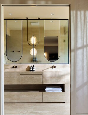 Luksusvilla | Bad | Toalettartikler (inkludert), hårføner, tøfler og håndklær