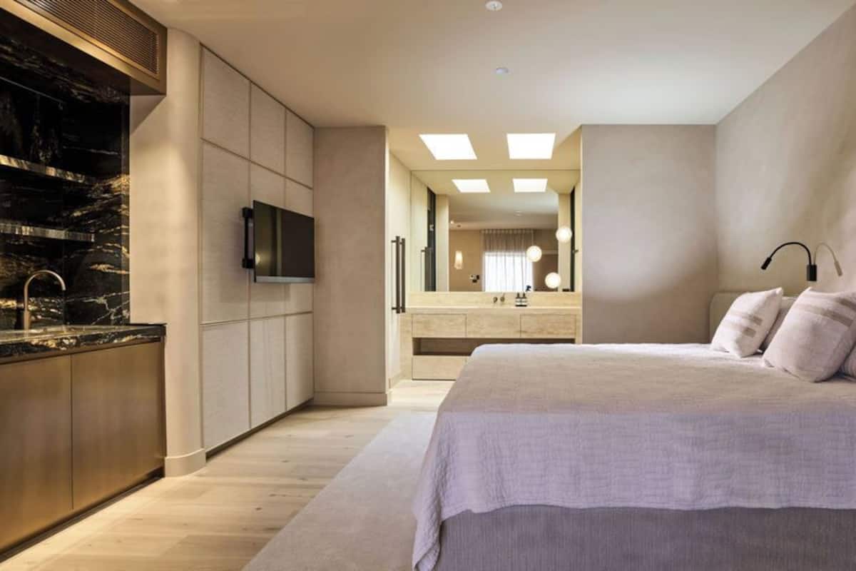 Room | In-room safe, laptop workspace, blackout drapes, iron/ironing board