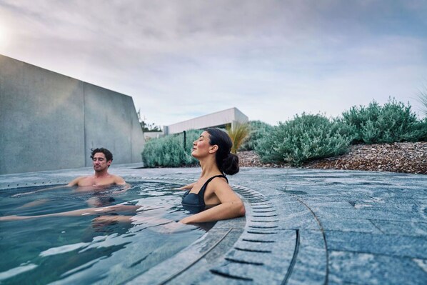 15 piscines a l'aire lliure, para-sols i gandules