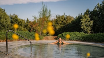 15 kolam renang outdoor, dengan payung kolam renang dan kursi berjemur